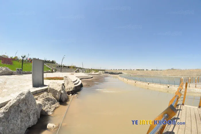 شن و آب با شباهت به ساحل در رود پارک همان چهل بازه مشهد