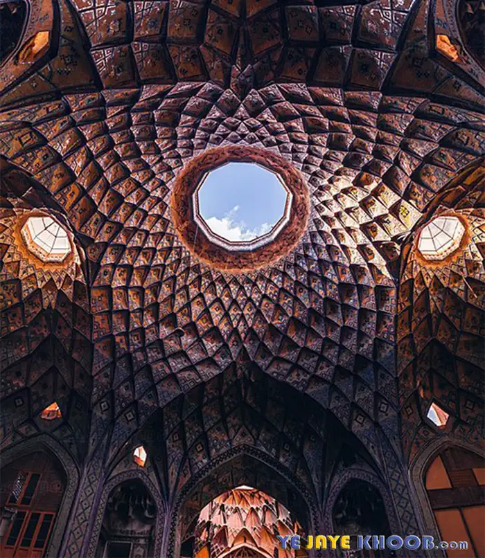 معماری زیبای داخلی بازار کاشان