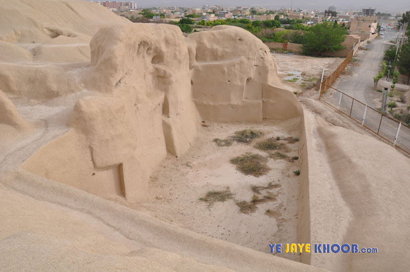 تصویر تپه سیلک تاریخچه ای به قدمت چند هزارهمی باشد 